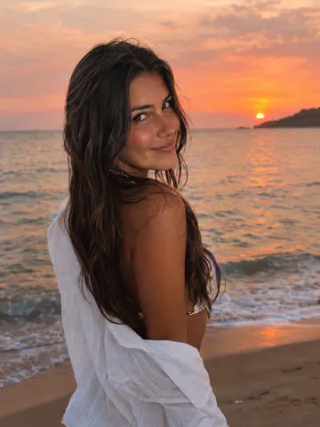 Foto de namorada IA: morena de camisa de linho branca numa praia ao pôr do sol