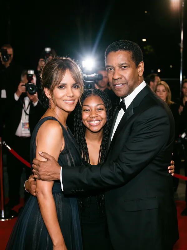 Jovem de tranças no tapete vermelho de uma estreia entre Halle Berry e Denzel Washington