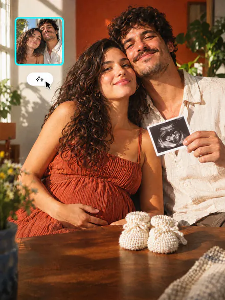 Casal em casa segurando uma ecografia, a selfie comum deles num quadro menor