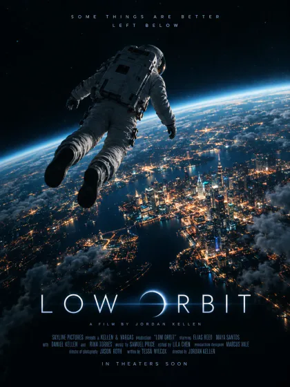 Um pôster de filme de ficção científica com o título LOW ORBIT e um astronauta sobre uma cidade à noite