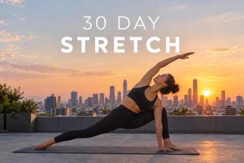 Uma capa do Instagram com uma mulher se alongando em um terraço da cidade ao nascer do sol e o título 30 DAY STRETCH