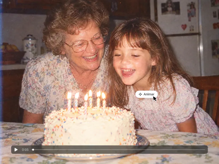 Avó e neta apagando as velas de um bolo de aniversário numa foto do começo dos anos 90, com a linha do tempo de um vídeo e o botão Animar