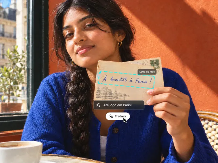 Mulher em um café segurando um cartão-postal com uma frase em francês escrita à mão, selecionada e traduzida para o português