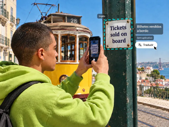 Jovem em um ponto de bonde em Lisboa fotografando um aviso em inglês, traduzido para o português no navegador, sem aplicativo